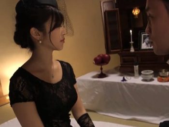 夫の四十九日を迎えた妻が遺影の前で義兄と禁断のSEX！痴女人妻近親相姦のアダルト動画