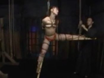 緊縛して吊るした清楚お嬢様を下から突いて中出し巨乳お姉さん中出しのエロ動画