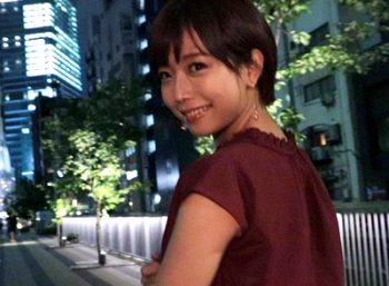 ショートヘアが似合いすぎる美少女！清楚な見た目とは裏腹に自分から杭打ちピストンでズボズボ騎乗位パコ美少女紗倉まなのアダルト動画