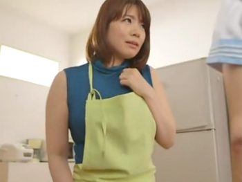ショタ男の発情チンポにイキ狂う巨乳妻ｗ巨乳人妻中出し近親相姦のアダルト動画