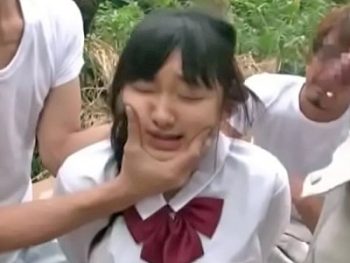 ロリJKを山奥に連れ込んで輪姦レイプするクズ集団女子校生美少女顔射レイプ乱交露出の無料アダルト動画