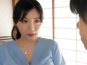 童貞息子のチンポを優しく股間に導く美人母巨乳お姉さん痴女近親相姦のアダルト動画