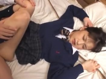 後輩に頼みこまれ素股してたら強制挿入され膣内射精までされちゃう先輩女子女子校生美少女中出しのアダルト動画