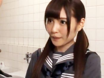 パンチラでハゲオヤジを誘惑してトイレでパコる美少女JK女子校生美少女痴女露出のエロ動画
