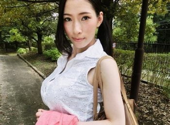 男なら絶対二度見するオッパイ！31歳・ワケ有素人妻が本性を曝け出して中出し不倫巨乳素人痴女人妻中出しハメ撮りのアダルト動画