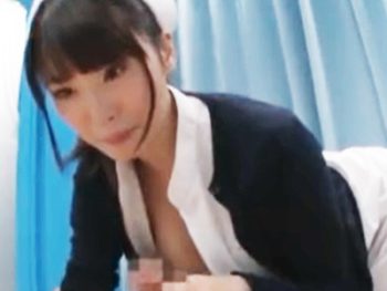 欲求不満なナースが自ら股間に股がって激しい杭打ち騎乗位で筆おろし！巨乳童貞看護婦のアダルト動画