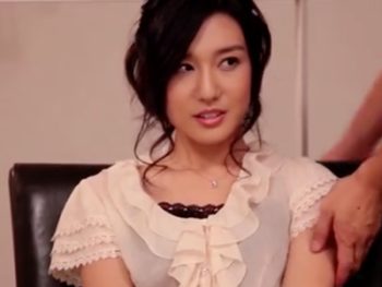 清楚感漂うお姉さんを目隠し調教→潮を撒き散らしながらイキ乱れるｗお姉さん顔射潮吹きのアダルト動画