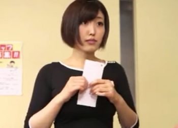 人妻ウェイトレスの巨乳おっぱいに発情した料理長が厨房で無理やりNTRレイプ！巨乳人妻顔射レイプの無料エロ動画