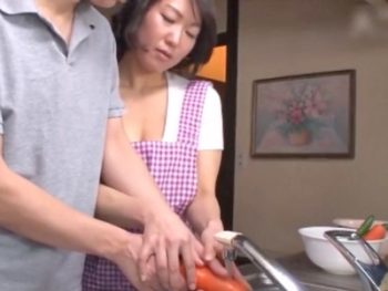 人参を見て発情する嫁の美しいお母さんと近親中出しエッチ巨乳人妻近親相姦のエロ動画