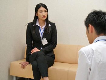 パンツスーツが似合うOLが社内で禁断FUCK！お姉さんOL本庄鈴のアダルト動画