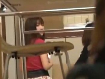 友達の引っ越しの手伝いに来て彼氏を寝取る美少女！童顔とは裏腹に虎視眈々と狙う痴女美少女痴女のアダルト動画