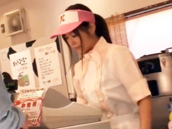 可愛いバイトちゃんに痴漢イタズラ→抵抗しないので裏に連れ込んで中出し強姦美少女中出しイラマチオレイプのアダルト動画