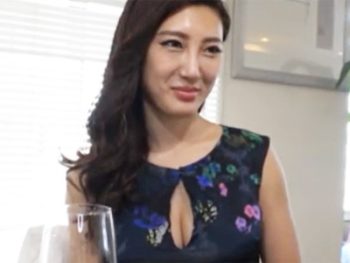 ナンパされたお金持ちのセレブ巨乳妻が昼間から自宅で中出し不倫パコ巨乳素人人妻中出しハメ撮りナンパのエッチな動画