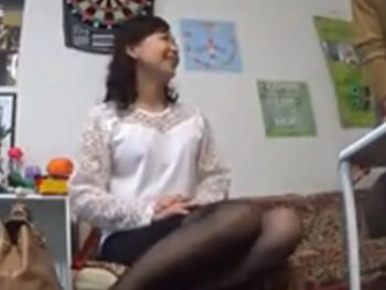 若い男に誘われて喜んでたら中出しされた熟女妻素人人妻熟女中出しのエロ動画