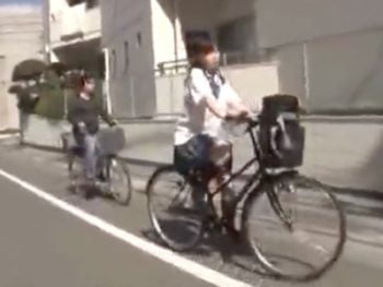 自転車のサドルに媚薬塗り込まれる美少女JK→デカマラぶち込みで連続イキ！女子校生美少女痴女顔射のアダルト動画