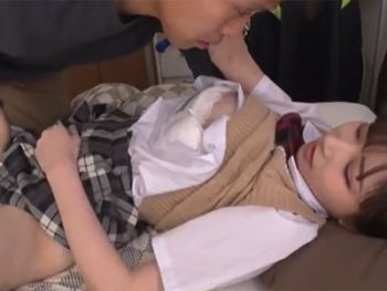 美少女JKが制服姿のままで脱ぐことなくパコ開始→生中出しでトロ顔女子校生美少女中出しのアダルト動画