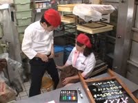 バイト先の休憩時間中にバイトの若い男と生ハメしちゃう人妻を盗撮！巨乳人妻熟女盗撮のアダルト動画