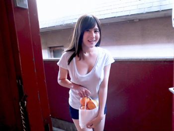 ノーブラ透け乳首でポンカンを差し入れにきた隣人と我慢限界ファック巨乳お姉さんはるかみらいの...