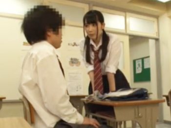 制欲の限界に達した思春期JKがクラスメイトの男子を誘って教室内で禁断パコ女子校生美少女ぶっかけのエロ動画