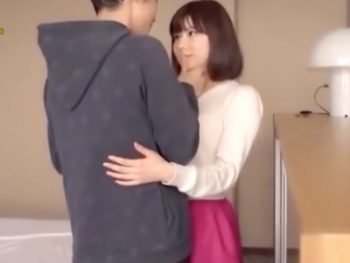 小柄体型な美少女がイケメンとのイチャハメで恍惚イキ！美少女フェラの無料エロ動画