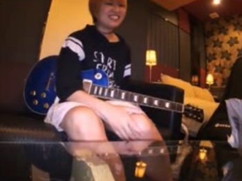 ギターを片手にAV出演するボーイッシュマンドガールがハメ撮りでアヘアヘ絶頂ｗ巨乳素人ギャルハメ撮りのアダルト動画