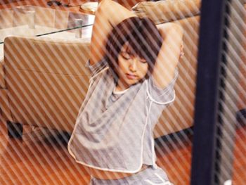 自宅の窓から向かいに住む神乳美女の無防備な姿が丸見えで勃起の毎日巨乳お姉さん痴女人妻松本菜奈実のアダルト動画