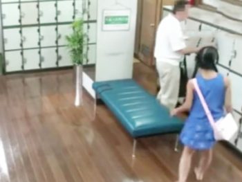 男湯に入ったガチ幼女がキモおっさんに強制レイプ美少女ロリレイプのエロ動画