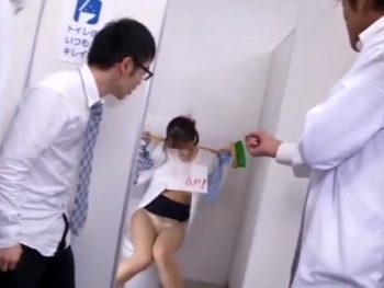 媚薬＆拘束！男子便所で生徒たちに肉便器された三上悠亜先生ぇ！巨乳美少女女教師ぶっかけレイプ乱交三上悠亜のAVエロ動画