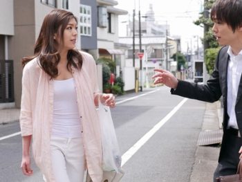 アメリカで助けてくれた超高級ホテルのコンシェルジュが…実は隣に住む奥さんだった！運命的再開から肉体関係にｗ人妻OL奥村かやのアダルト動画