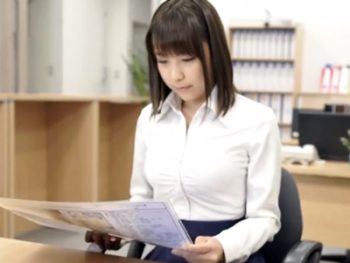 美巨乳お姉さんがノースリーブ着衣のままパイズリ抜き巨乳お姉さんOLパイズリの無料アダルト動...