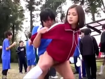 サッカーの試合中も部員のためにオマンコ開放しなければならない女子マネｗ女子校生美少女露出のアダルト動画