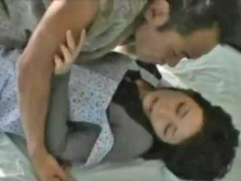 義理のお父さんに押し倒され強引に犯される美人若妻人妻近親相姦のエッチな動画