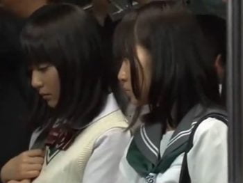 痴漢レイプ魔に挟み撃ちレイプされてしまったJK2人組素人女子校生美少女顔射レイプ乱交痴漢の...