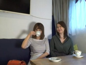 仲良しママ友同士を芋づるナンパ！友達の前で恥部まで曝け出してイキまくる素人妻素人人妻ナンパ乱交のアダルト動画