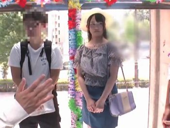 札束の魅力にあっさり陥落！彼氏の目の前で元彼に中出し許しちゃうビッチ素人娘ｗ素人美少女痴女中出しのアダルトエロ動画