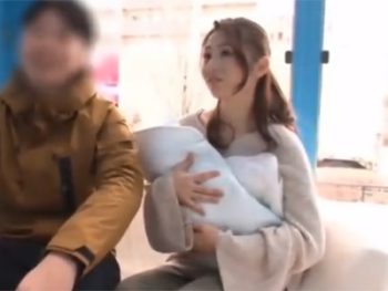 家族でお出かけ中の美人ママさんとイチャイチャパコ→旦那よりデカいチンポにマジイキ素人お姉さん人妻のエロ動画