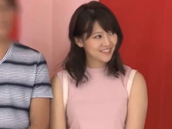 寝取り罰ゲームを回避するために相手の彼氏を手コキでぶち抜く彼女ｗ素人美少女手コキのアダルト...