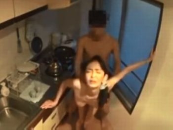 同じスーパーで働くパートのおばさんを自宅に連れ込みハメた一部始終素人人妻熟女盗撮のアダルト動画