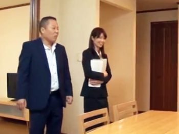 モデルハウスで押し倒され中出しレイプされる不動産レディ巨乳人妻中出しレイプのエロ動画