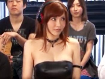 スマホで命令したことが現実に！爆乳アイドルを強制操作して性処理ペット化ｗ巨乳お姉さん顔射レイプ露出のエロ動画