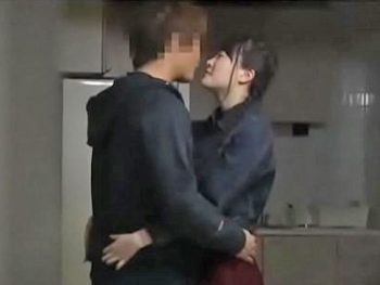 美少女が彼氏に隠れて居候のカレ友と中出しセックス巨乳美少女中出しのエロ動画