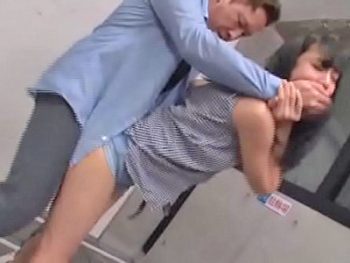 深夜に自転車こいでたJDを駐輪場でガチレイプ巨乳お姉さんレイプ痴漢のエッチ動画