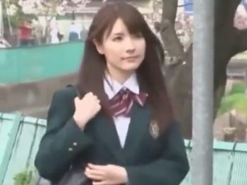 漏らし癖のあるJKが膣奥まで届く激しいピストンに潮吹き絶頂女子校生美少女潮吹きのアダルト動画