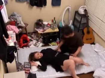 酔って男の家に不用心に泊まる美女の泥酔マンコに中出し巨乳素人中出し盗撮の無料アダルト動画