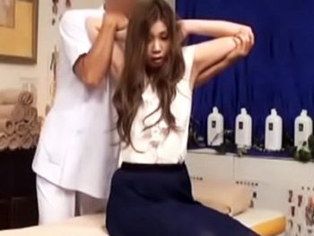 整体にやってきた美人OLが悪徳整体師に犯されて中出しされちゃう様子OL中出し盗撮マッサージのエロ動画