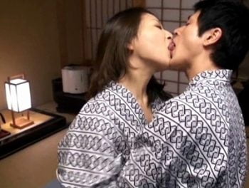 恋人のような母子は20歳の祝いに誰にも邪魔されない場所で近親相姦痴女熟女近親相姦中園貴代美のアダルト動画