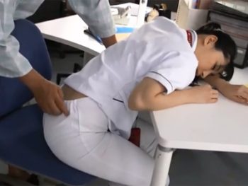 仕事疲れで眠っている看護師を強引に犯して無慈悲なザーメン顔射お姉さん看護婦のAV無料動画