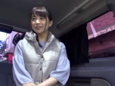 ナンパした童顔人妻に車でフェラ抜き懇願ｗ素人人妻ナンパフェラ手コキのアダルト動画