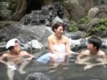 露天風呂で他人の目も気にせず堂々とセックスを見せつけるパイパン妻ｗ巨乳人妻パイパン中出し露出のエロ動画