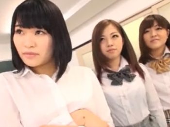 生徒の足をイヤらしい目で見ていたM男教師をJKと痴女教師が足コキ制裁！女子校生美少女痴女女教師M男パンストのアダルト動画